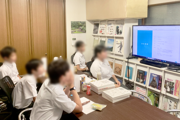 岐阜県の中学生が企業訪問学習で、株式会社タカヤコミュニケーションズに来社する様子