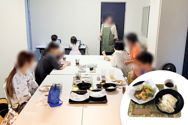 あやめ池子どもガレージ食堂で、地域の人が天ぷらとそうめんを食べる様子